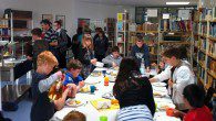 Seit einigen Wochen ist die Cafeteria zur Mittagszeit erweitert. Ausgabe und Verzehr der warmen Mittagsmahlzeit finden jetzt nur noch in der Schulbibliothek statt. “Dadurch haben wir den immer größer werdenden Andrang in der Mittagspause viel besser verteilt”, berichtet Gabriele Arnoldi, Leiterin des Cafeteria-Teams.
Tatsächlich kommen zwei Schlangen viel schneller voran als eine große. Außerdem sieht man [...]