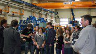 Neulich machte sich der Technikkurs der St.-Ursula-Realschule auf ins hessische Haiger, um die Firma Siemag Tecberg zu besuchen. Das Unternehmen ist spezialisiert auf den Bau von Schachtförderanlagen und konnte den Schülerinnen und Schülern einige Einblicke hinter die Kulissen geben.
Jana Wetrow aus der 8b berichtet über das Unternehmen und den Besuch am Stammsitz:
Siemag Tecberg ist ein [...]