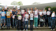 25 Schülerinnen und Schüler der Jahrgangsstufen 5 haben den Kurs “Computerschreiben in 4 Stunden” mit besonderer Auszeichnung bestanden und konnten am Donnerstag (03.0512) ihre Urkunde entgegennehmen. Sie sind jetzt Profis im 10- Fingerschreiben und können das einfingrige “Adler-Such-System” endgültig hinter sich lassen.
Den Rekord in diesem Schuljahr erreichte Julia Hartelt aus der 5b mit 120 Anschlägen [...]