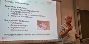 Michael Klein von der Kreispolizeibehörde beim Cannabis-Projekttag